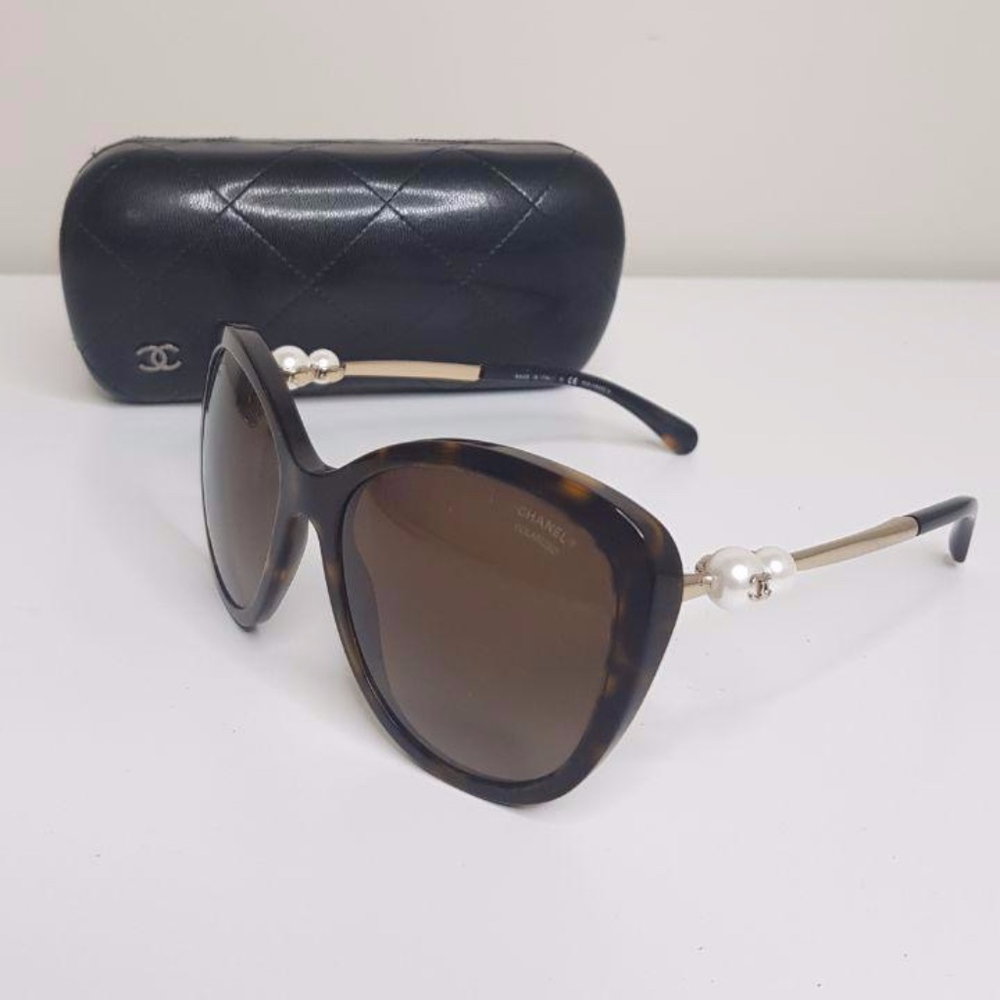 CHANEL sunglasses with pearls